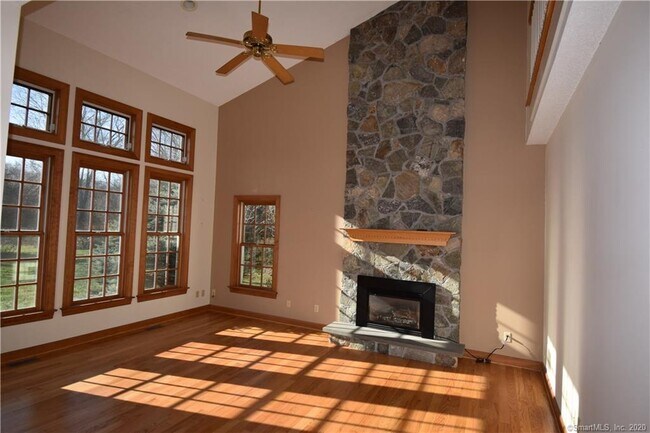 Foto del edificio - 126 Rowley Dr