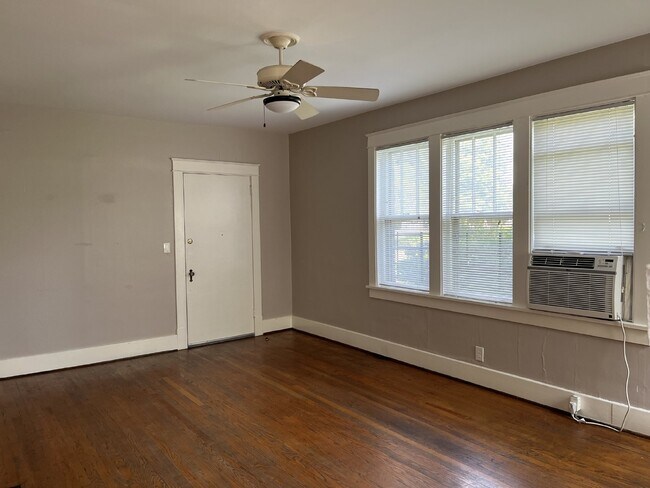 Building Photo - "Charming Studio Apartment in the Heart of...