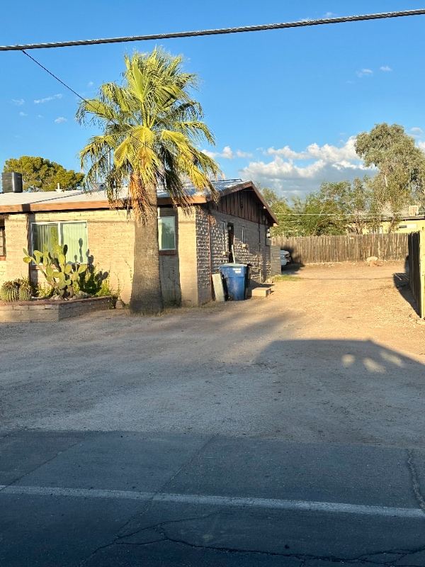 Primary Photo - 1230 N Dodge Blvd