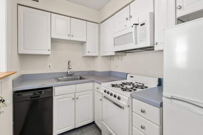 Building Photo - July 1 - Beacon Hill 1 bed in elevator building