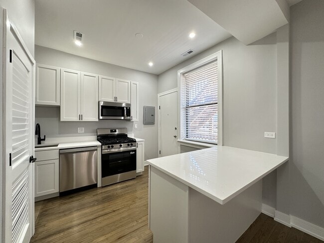Building Photo - 3828 N Wilton Ave