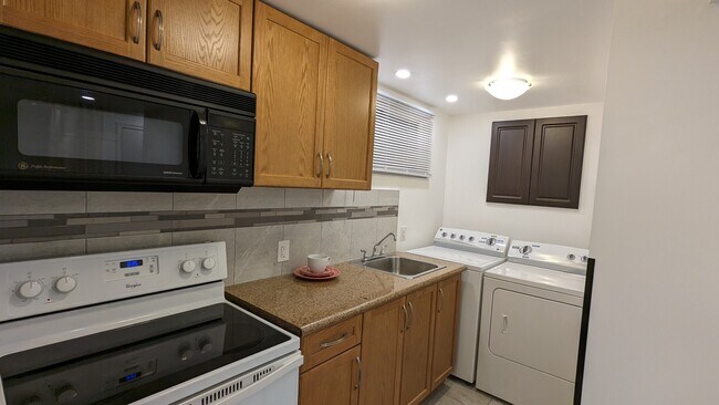 Building Photo - 4100 Quaker Hill Dr