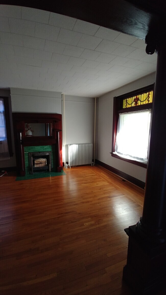 Living Room - 525-1 Maple Ave