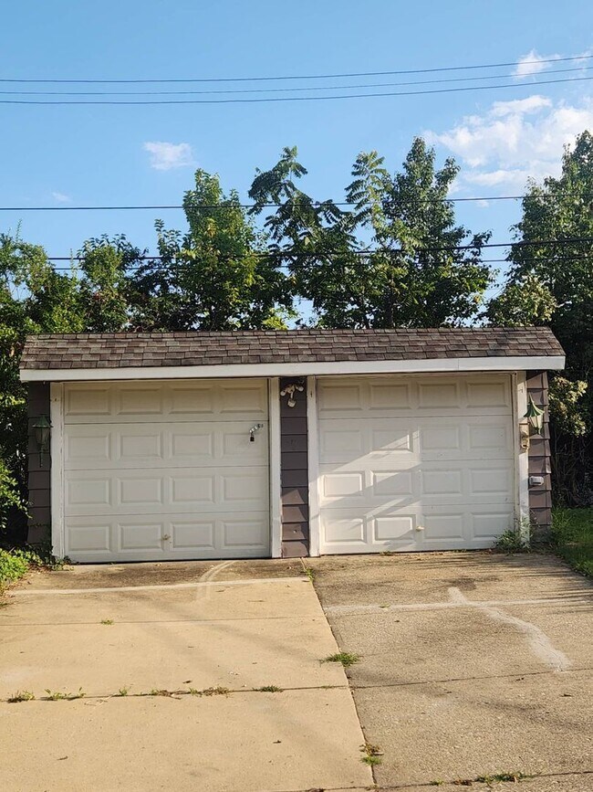 Building Photo - Charming 3-Bedroom Property $1500/month + ...