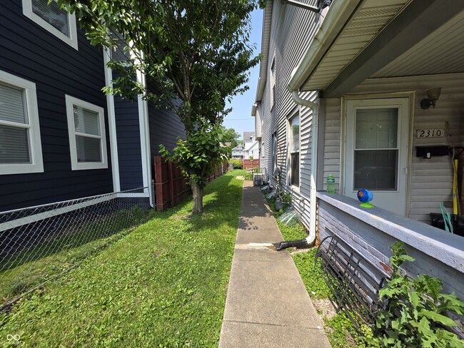 Building Photo - 2310 N Kenwood Ave