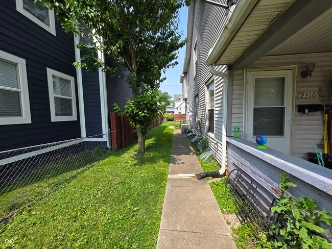 Foto del edificio - 2310 N Kenwood Ave