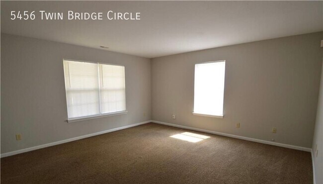 Foto del edificio - 5456 Twin Bridge Cir