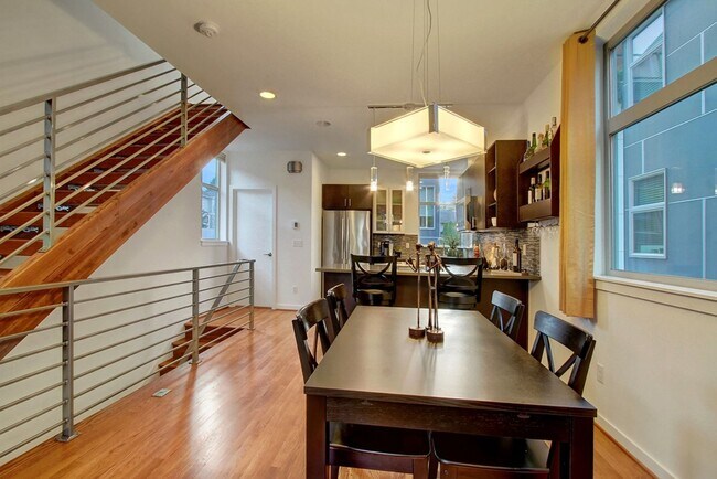 Building Photo - 3bd/2ba Seattle Home