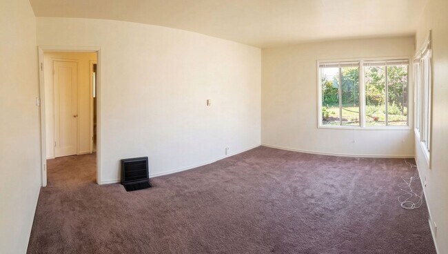 Foto del edificio - Spacious 2-Bedroom San Leandro Duplex w/ Detached Garage & Rear Yard