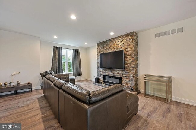 Building Photo - Spacious 3BR 3.5 Bath Townhome (Pet Friend...
