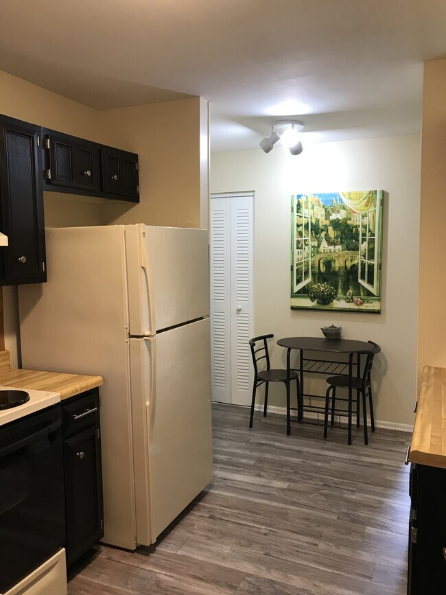 Building Photo - 80 Meadowlark Dr