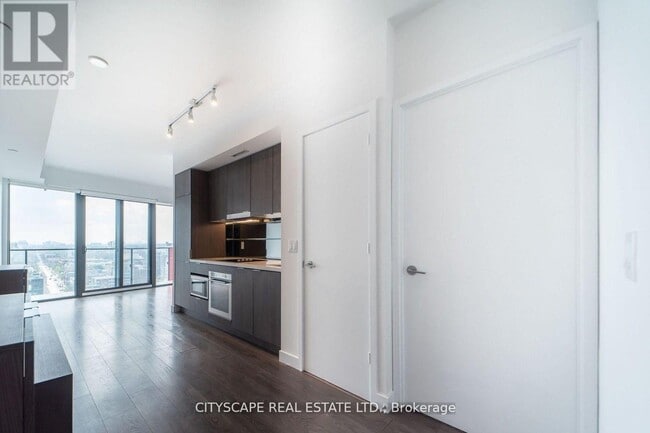Photo du bâtiment - 215-2215 Queen St W