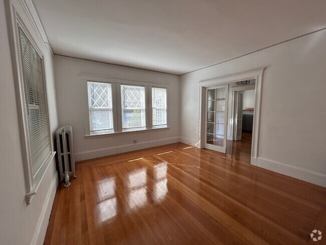 Building Photo - 108 Brooks St