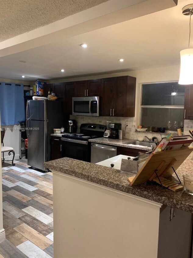 Foto principal - 8300 Sands Point Blvd