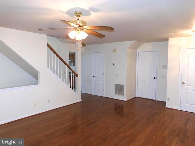 Foto del edificio - 8566 Kingsway Dr