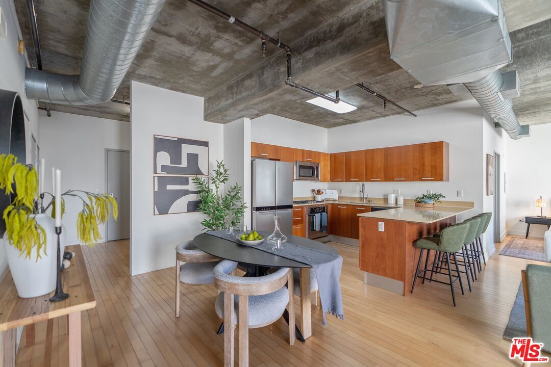 Foto principal - 645 W 9th St