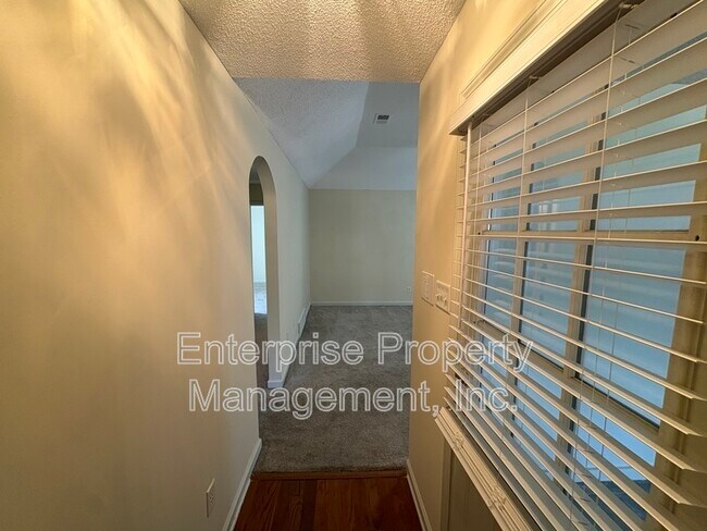 Foto del edificio - 10127 Cross Valley Dr