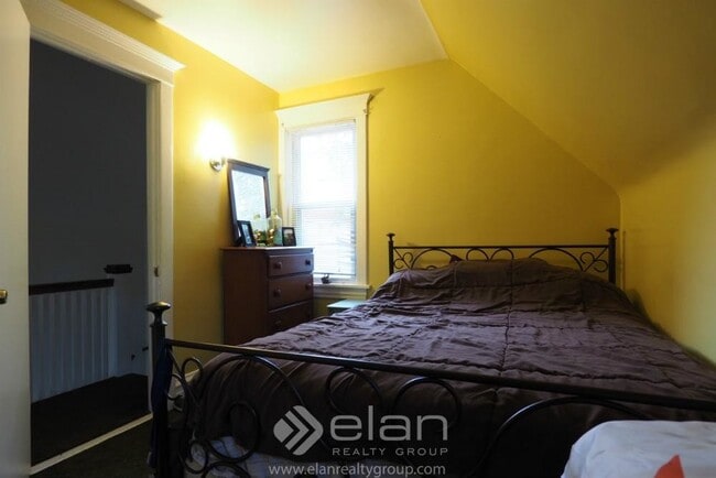 Building Photo - 3915 N Wolcott Ave