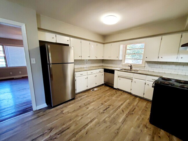Building Photo - 117 Meadow Dr