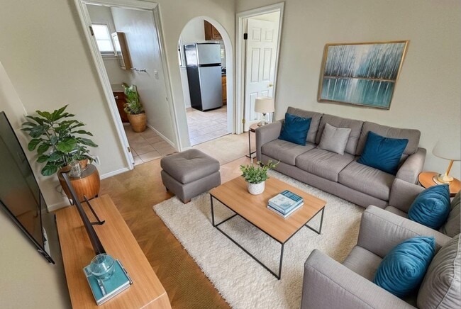 Building Photo - 1341 N Bronson Ave