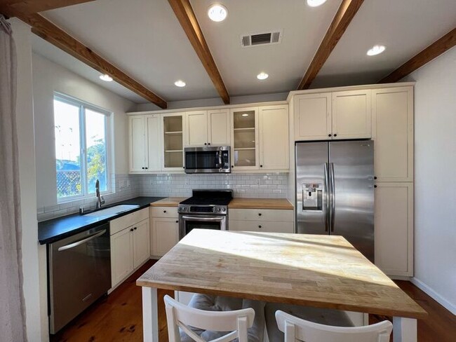 Building Photo - Ocean Beach 2 Bedroom 2 Bath Coronado Ave
