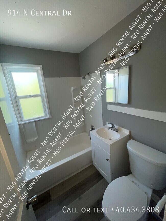 Building Photo - 914 N Central Dr