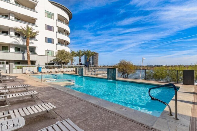 Building Photo - 945 E Playa del Norte Dr
