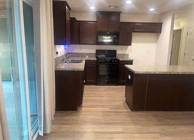 Building Photo - New 3 bedrooms 2 bath home move in ready