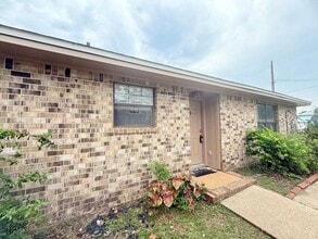 Building Photo - 6101 Lake Joanne Dr