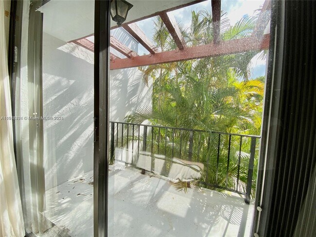 Building Photo - 425 Grapetree Dr