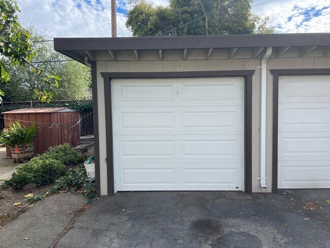 Building Photo - 1146 W Hamilton Ave