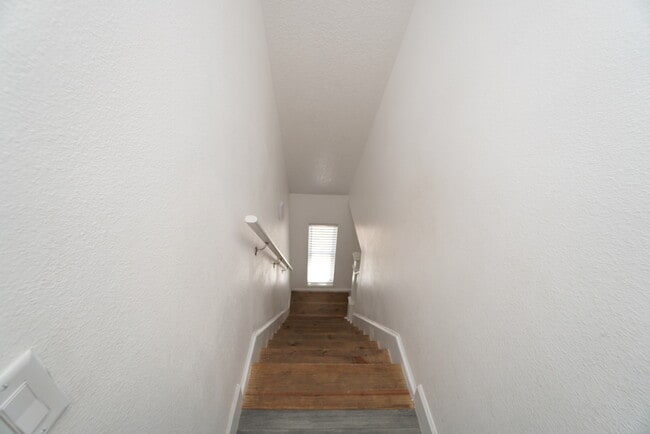 Building Photo - 546 NE 43rd Ct