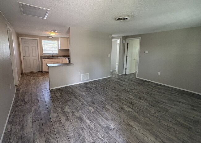 Building Photo - 302 Colonia Ln E