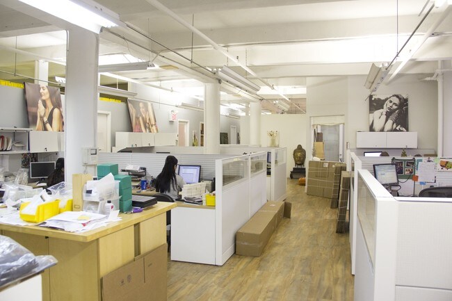 Foto del edificio - 227-239 W 17th St