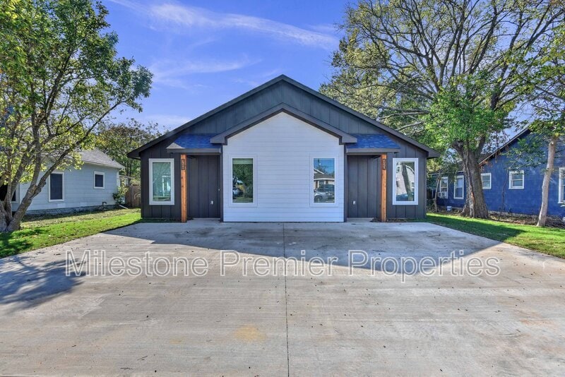 Primary Photo - 718 W Texas St