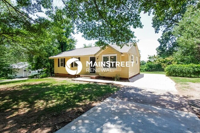 Building Photo - 3 Bedroom Pet-Friendly Home in Charlotte, NC with Main Street Renewal