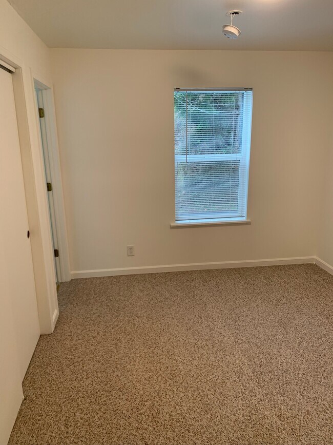 Dormitorio - 1964 Front Ave W