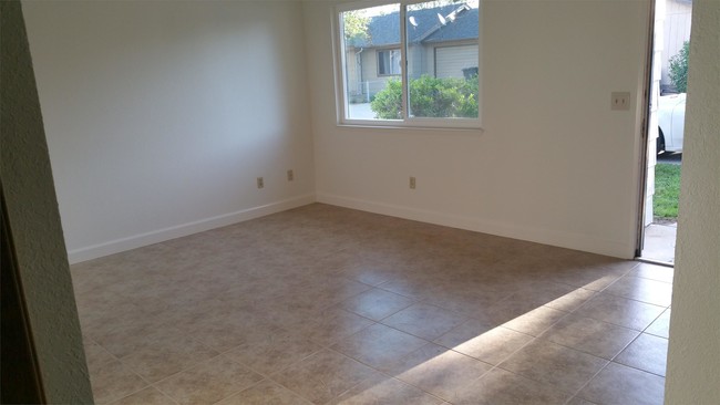 Building Photo - 760 W Nevada Cir