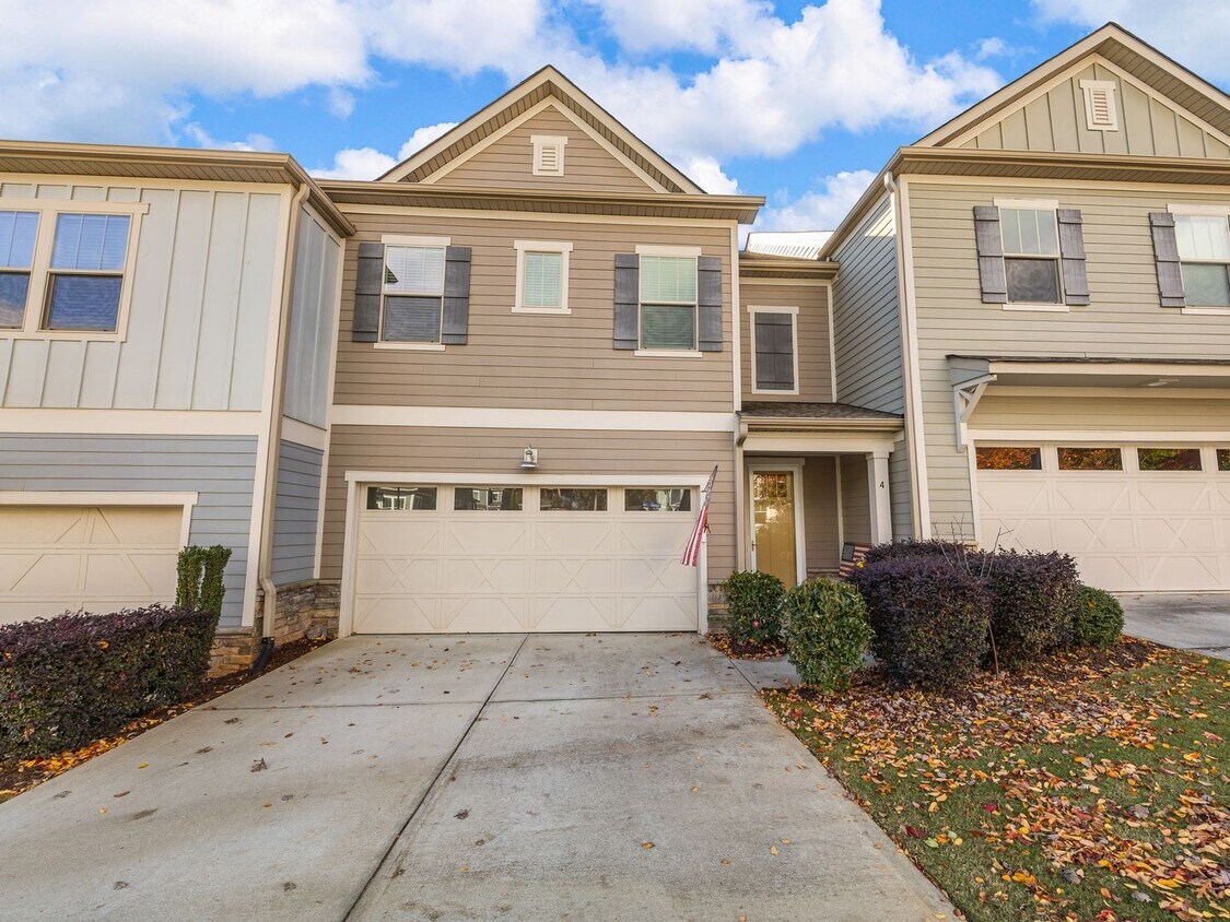 Foto principal - Spacious 4BR Townhouse with 2-Car Garage N...