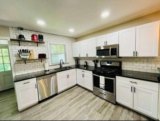 Building Photo - 1533 Dickson Dr