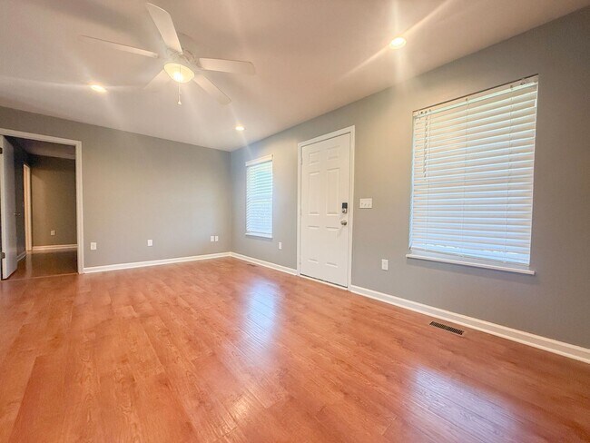 Foto del edificio - Pet-Friendly 3-Bedroom Home with Fenced Yard, Sun Room & Utilities Included