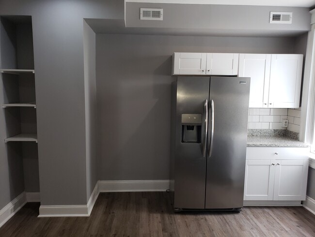 Building Photo - 2 Bedroom Townhouse