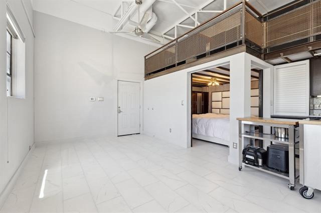 Building Photo - 215 N Walton St