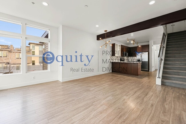 Foto del edificio - 7740 Rooftop Dr