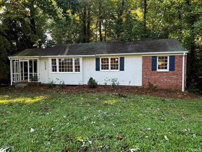Building Photo - 608 Dennis Ave