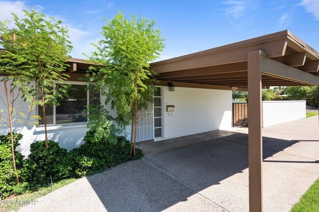 Building Photo - 1024 E Palo Verde Dr