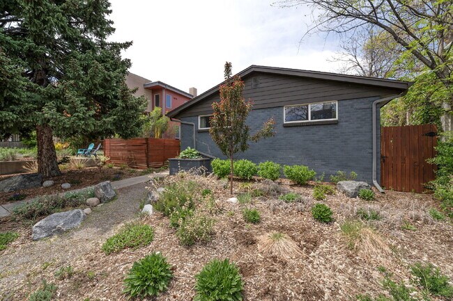 Foto del edificio - Beautiful 2-Bedroom Duplex with Granite Countertops & Hardwood Floors in the Heart of Denver!