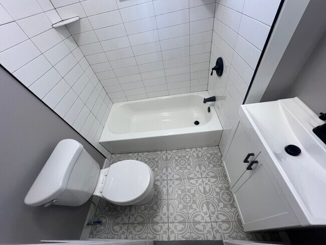 Building Photo - 1018 W 8th St