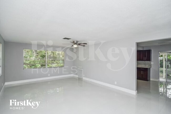 Building Photo - 2118 SW 31st Ave