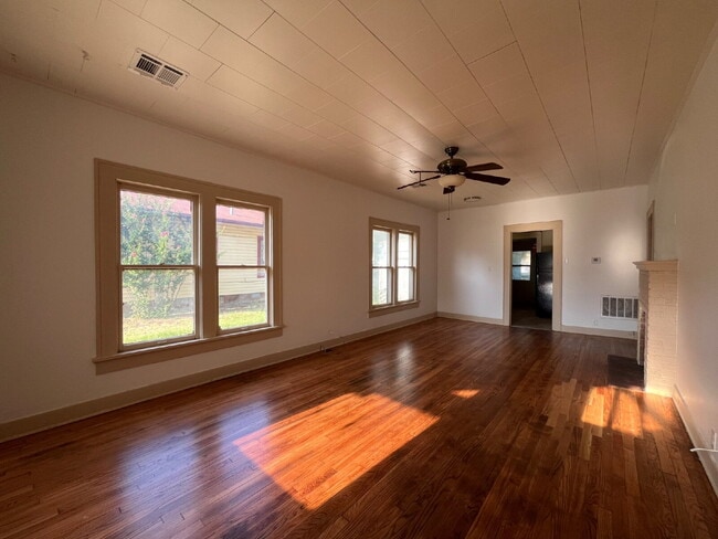 Foto del edificio - 2 Bedroom 1 Bath for Lease!!